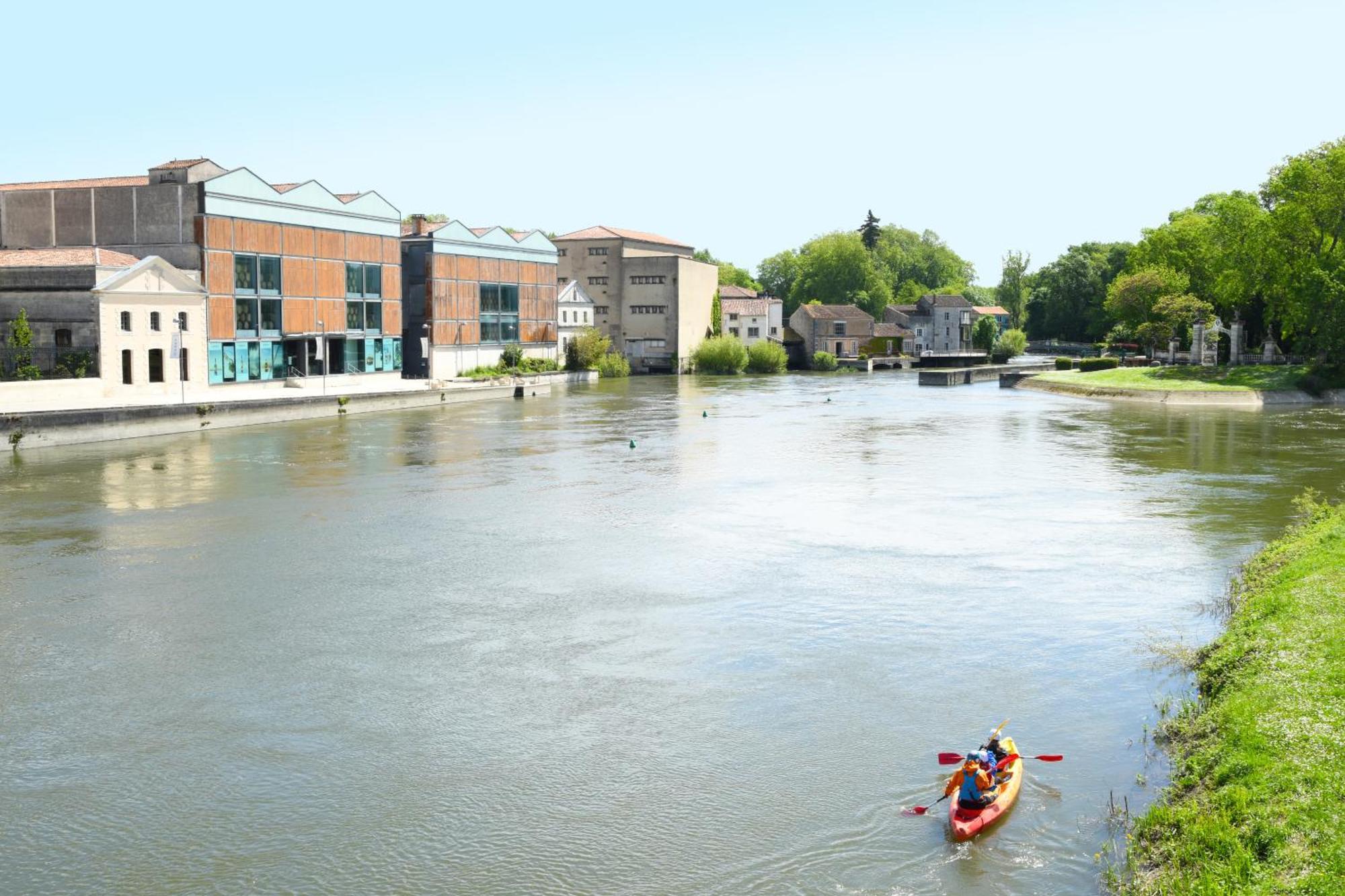 Quai 3 Loft Moderne Et Lumineux Les Pieds Dans L'Eau Apartment Jarnac Exterior foto