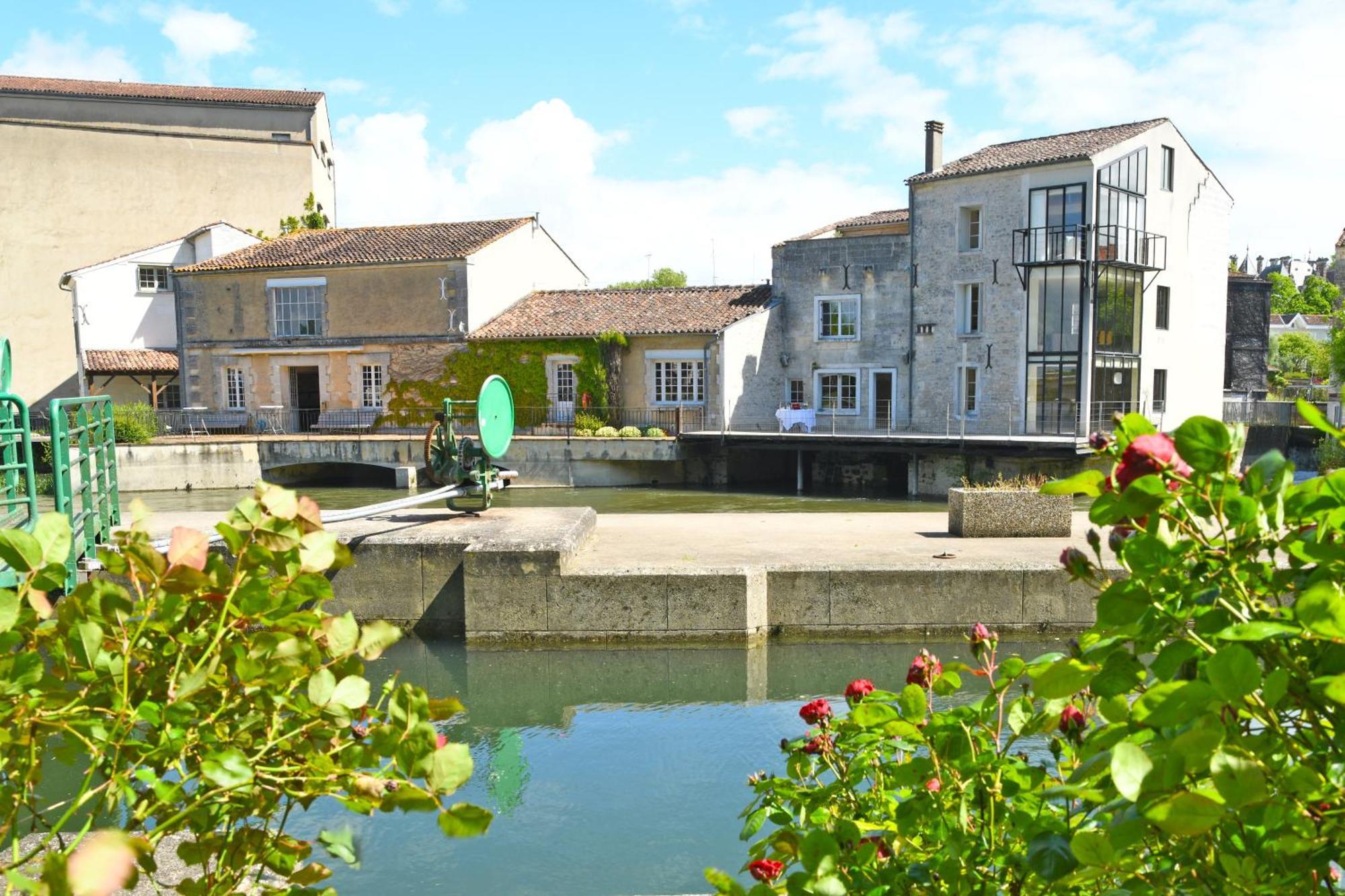 Quai 3 Loft Moderne Et Lumineux Les Pieds Dans L'Eau Apartment Jarnac Exterior foto